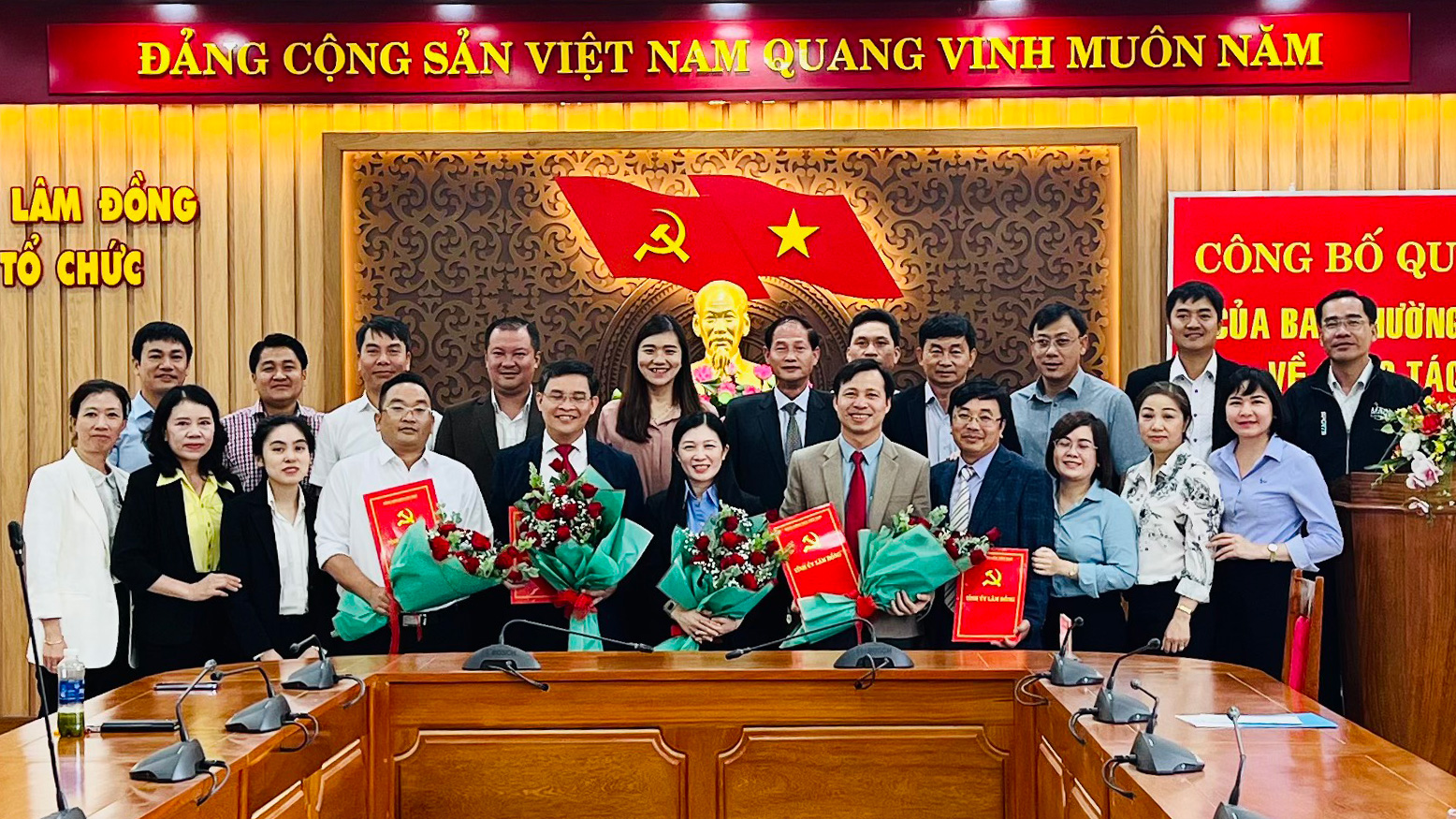 Cán bộ - Đại diện cho quyền lực công Cán bộ - Đại diện cho quyền lực công